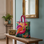 Borsa Tote Imbottita a Forma di Fenicottero Arcobaleno — Usa a imagem de referência da mala como base principal. Mantém a mala igual ao original: mesmo formato, cores, padrão, alças, costuras, textura