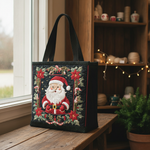 Borsa Tote "Santa Mood" — Usa a imagem de referência da mala como base principal. Mantém a mala igual ao original: mesmo formato, cores, padrão, alças, costuras, textura e proporções.

Cria uma fotogr