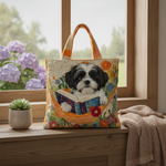 Borsa Tote Shih Tzu V2 — Usa a imagem de referência da mala como base principal. Mantém a mala igual ao original: mesmo formato, cores, padrão, alças, costuras, textura e proporções.

Cria uma fotogra