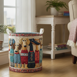 Cesto della Biancheria per Dachshund Felici — Usa a imagem de referência do cesto como base principal. Mantém o cesto igual ao original: mesmo formato, cores, padrão, pegas, textura e proporções.

Cri