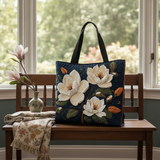 Borsa a Spalla Trapuntata Elegante Magnolia — Usa a imagem de referência da mala como base principal. Mantém a mala igual ao original: mesmo formato, cores, padrão, alças, costuras, textura e proporçõ