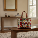 Borsa Tote Magica con Schiaccianoci — Usa a imagem de referência da mala como base principal. Mantém a mala igual ao original: mesmo formato, cores, padrão, alças, costuras, textura e proporções.

Cri
