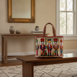 Borsa Tote Magica con Schiaccianoci — Usa a imagem de referência da mala como base principal. Mantém a mala igual ao original: mesmo formato, cores, padrão, alças, costuras, textura e proporções.

Cri