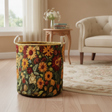 Cesto per il bucato Amber Meadow — Usa a imagem de referência do cesto como base principal. Mantém o cesto igual ao original: mesmo formato, cores, padrão, pegas, textura e proporções.

Cria uma nova 