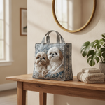 Borsa a Spalla Shih Tzu — Usa a imagem de referência da mala como base principal. Mantém a mala igual ao original: mesmo formato, cores, padrão, alças, costuras, textura e proporções.

Cria uma fotogr