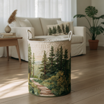 Cesto della Biancheria Sentiero Forestale — Usa a imagem de referência do cesto como base principal. Mantém o cesto igual ao original: mesmo formato, cores, padrão, pegas, textura e proporções.

Cria 