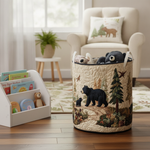 Cesto della Lavanderia in Stile Rustico con Orso — Usa a imagem de referência do cesto como base principal. Mantém o cesto igual ao original: mesmo formato, cores, padrão, pegas, textura e proporções.