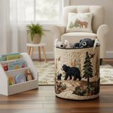 Cesto della Lavanderia in Stile Rustico con Orso — Usa a imagem de referência do cesto como base principal. Mantém o cesto igual ao original: mesmo formato, cores, padrão, pegas, textura e proporções.